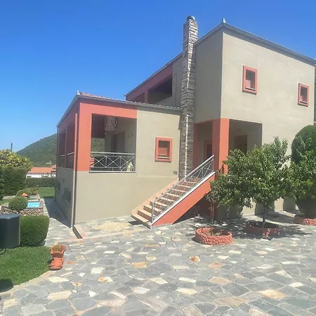 Nikoletta Villa *